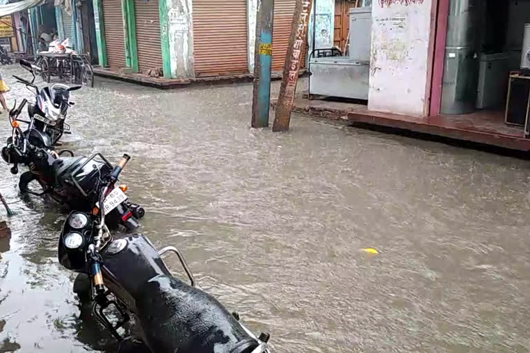 राजाखेड़ा में भरा बरसात का पानी, Rain water filled in Rajkheda