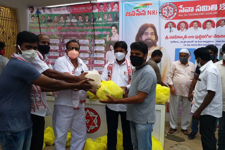 distribution-of-essential-items-to-artists-in-rajampet