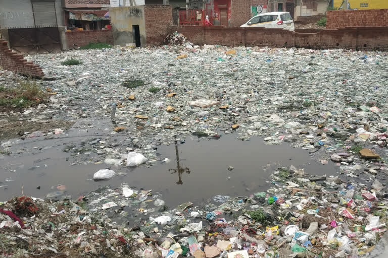 shiv vihar people upset due to water logging and dirt