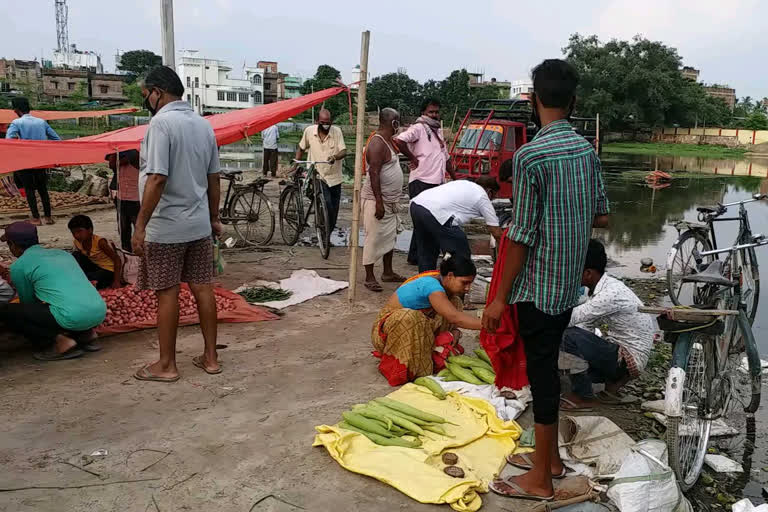 गंदगी के बीच लग रहा सब्जी बाजार