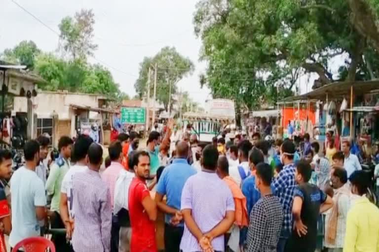 Villagers blocked road due to water supply in giridih