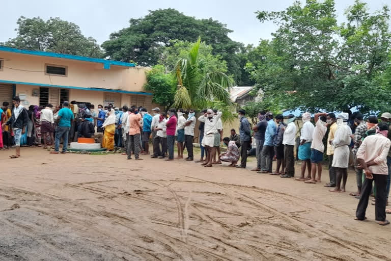 queue of farmers at mahabubabad district