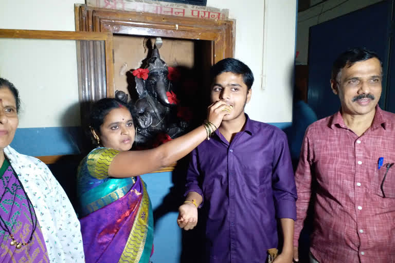 Auto driver son ranked 1st in kannada medium sslc exam