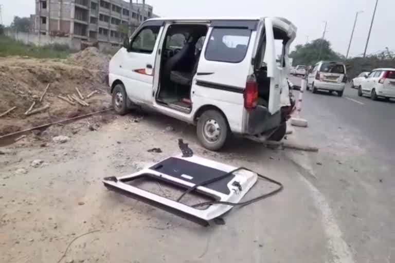 Echo car collided with cluster bus in Alipur  of Delhi