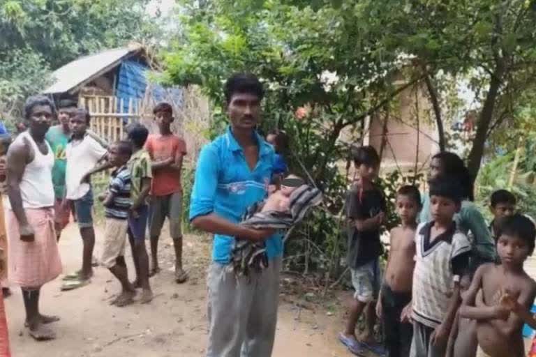 mayurbhanj latest news, new born girl child thrown in gutter, girl child rescued from gutter in mayurbhanj, ମୟୂରଭଞ୍ଜ ଲାଟେଷ୍ଟ ନ୍ୟୁଜ୍‌, ମୟୂରଭଞ୍ଜରେ ଅଲୋଡା ଶିଶୁ କନ୍ୟା, ନାଳରୁ ଶିଶୁ କନ୍ୟା ଉଦ୍ଧାର, ମୟୂରଭଞ୍ଜରେ ନାଳରୁ ଶିଶୁ କନ୍ୟା ଉଦ୍ଧାର