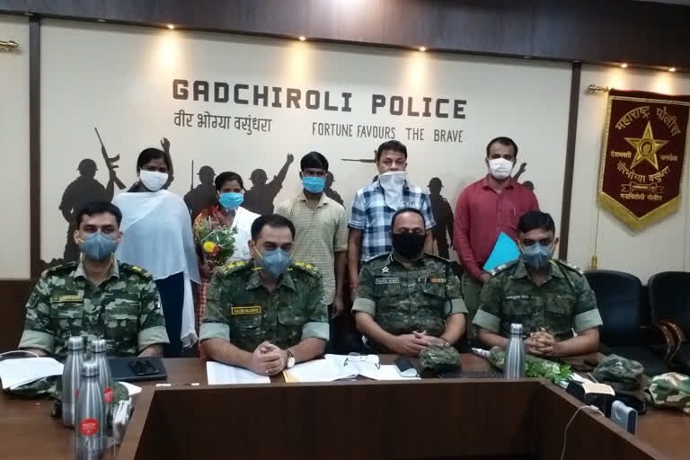 gadchiroli naxals surrender news  gadchiroli boga couple naxals arrest  gadchiroli naxals arrested news  gadchiroli latest news  गडचिरोली लेटेस्ट न्यूज  गडचिरोली नक्षलवादी आत्मसमर्पण न्यूज  गडचिरोली नक्षल बोगा दाम्पत्य अटक न्यूज