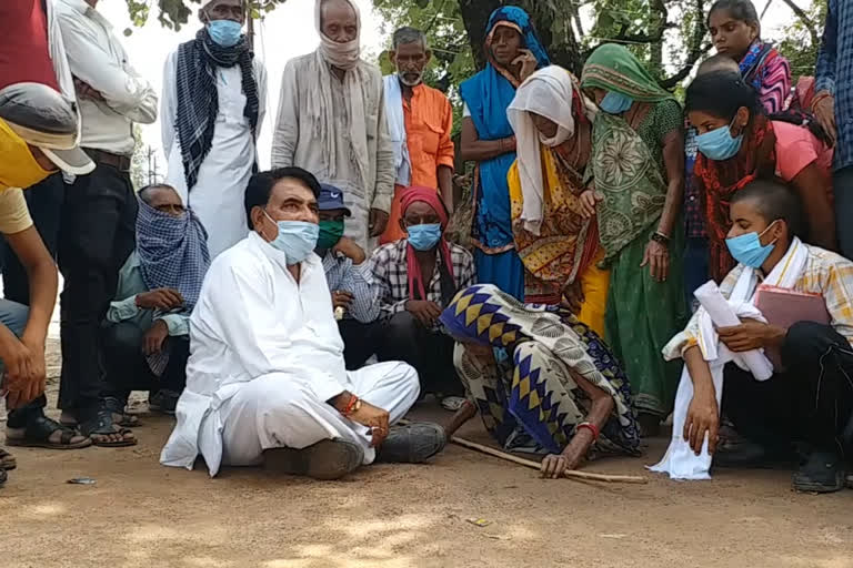 Former MLA holds protest with villagers to demand justice