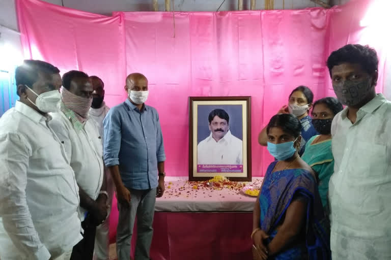 mp kothha prabhakar reddy meets solipeta ramalingareddy family members