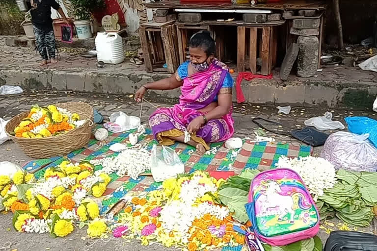 Even as torrential rains pounded parts of Maharashtra including Mumbai, several stories of the resilience and kindness of Mumbaikars have been emerging on social media.  One such story is of an unknown woman from West Mumbai who is winning hearts on Twitter for her immense compassion in the face of adversity.   In the video, shared on Twitter by The Better India, a woman can be seen standing in the middle of a waterlogged road in order to warn commuters of the manhole that was hidden in the water. According to the post shared along with the video, the woman had stood there for five hours in the rain, just to ensure no harm befell anybody crossing the road.  The video was shot at Tulsi Pipe road and in it, the woman can be seen asking commuters to move away from the manhole.