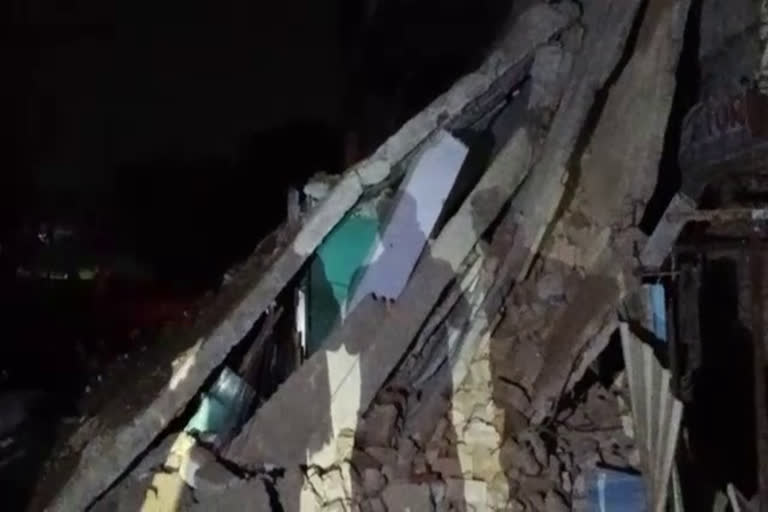 A 50 year old building collapsed near Amritsar Mahan Singh Gate