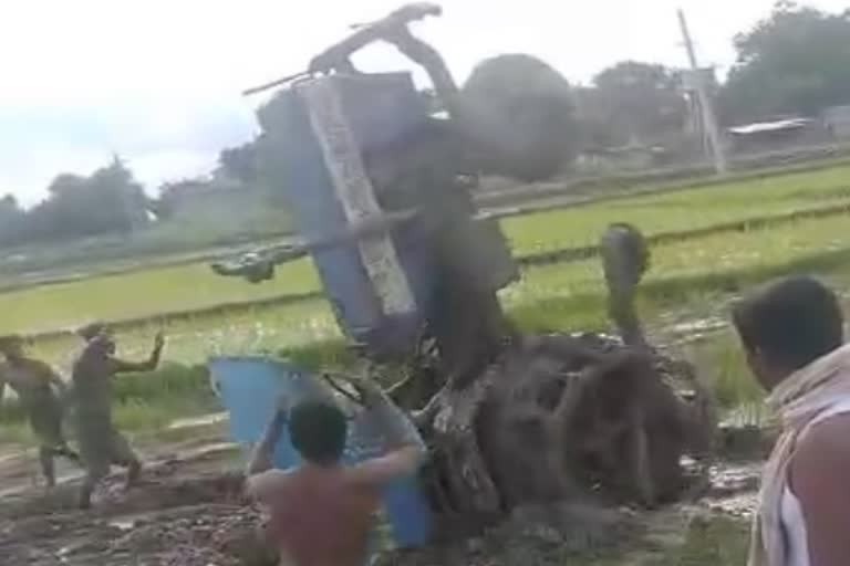 andhra pradesh farmer died  live video of tractor overturned andhra pradesh  आंध्र प्रदेश ट्रॅक्टर दुर्घटना  आंध्र प्रदेश ट्रॅक्टर दुर्घटनेचा व्हिडिओ