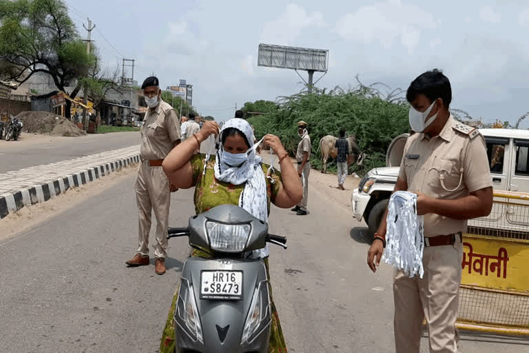 Bhiwani Police Gandhigiri is making people aware of Corona