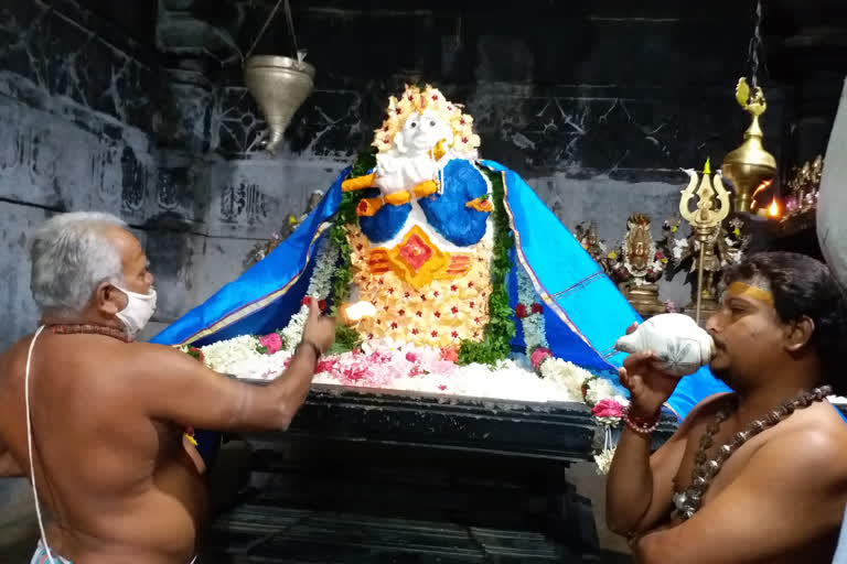 god decorated as lord krishna with 51 kilo curd rice at thousand pillar temple