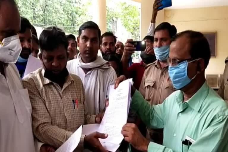 ambedkar statue vandalised by some miscreant, dalit organisations protest in barabanki