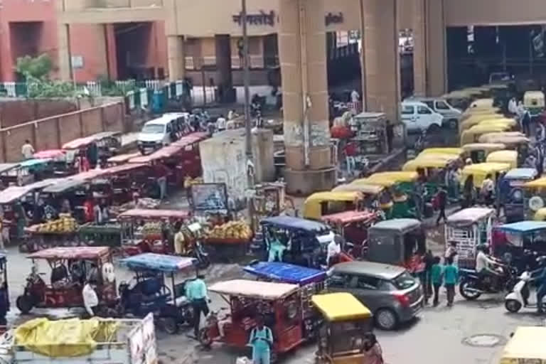 encroachment at nangloi metro station due to e-rickshaw and street vendors