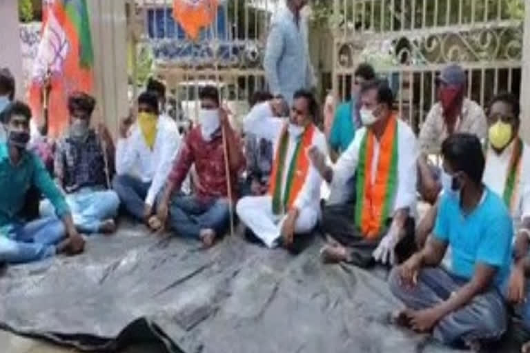 bjp leaders protested at kodad in suryapet district