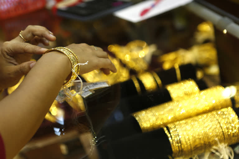 Gold declines Rs 1,317; silver also plunges Rs 2,943