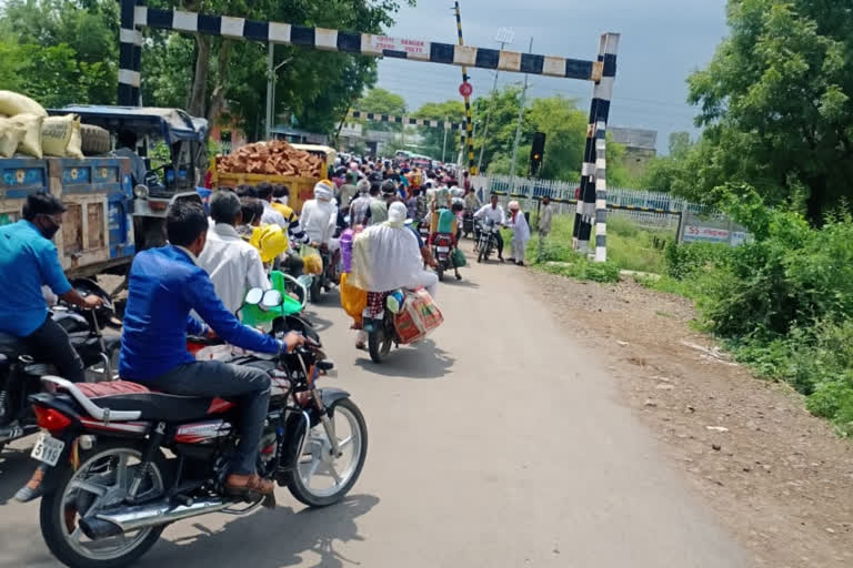 Heavy jam at railway gate