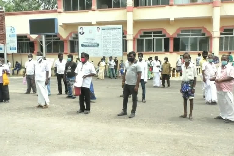 liquor lovers besiege collectorate tiruvannamalai  திருவண்ணாமலை செய்திகள்  நரியாப்பட்டு கிராம மக்கள்  tiruvannamalai district news