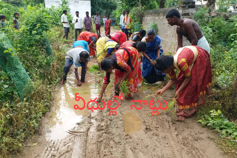 madanapuram villagers protest for cc roads in their colony at mahabubabad