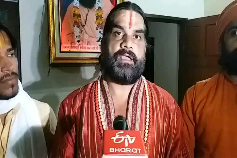 कथावाचक देव मुरारी बापू