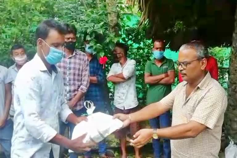 MLA Mrinal Shaikia distributes work equipment among workers from abroad Khumtai golaghat assam etv bharat news