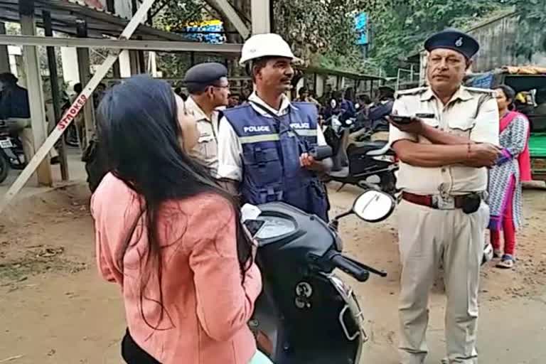 Challan will be deducted for women driving without helmet vehicles in Ranchi