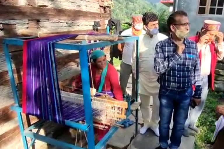 Himachal Pradesh Handicraft Handloom Vice President Sanjeev Katwal visits Sharan village