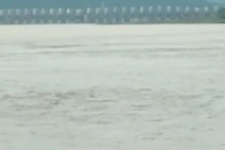 godavari flood water in polavaram