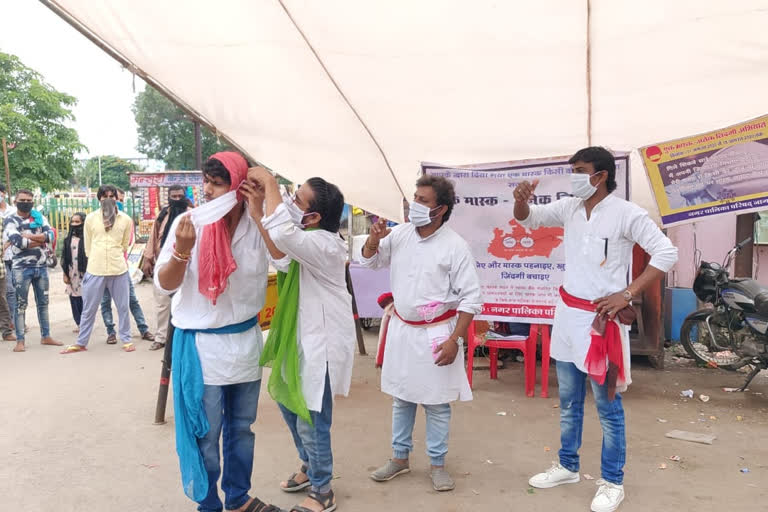 The importance of masks being explained through nukkad natak in ujjain