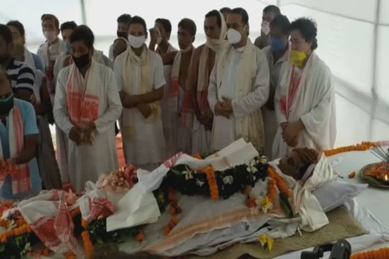 cremation-of-vaishnav-pandit-narayan-dev-goswami