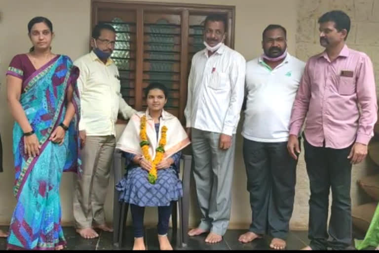 Deepa is second for state in the SSLC exam in Kannada medium