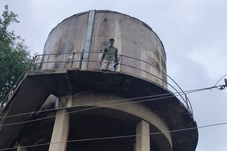 कोरोना टेस्ट मांग को लेकर युवक चढ़ा टंकी पर, Youth climbed tank for Corona test