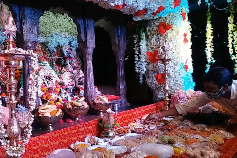 Krishna Janmashtami celebrated at Gopal temple