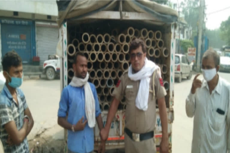 delhi police pcr arrested two theif badli area