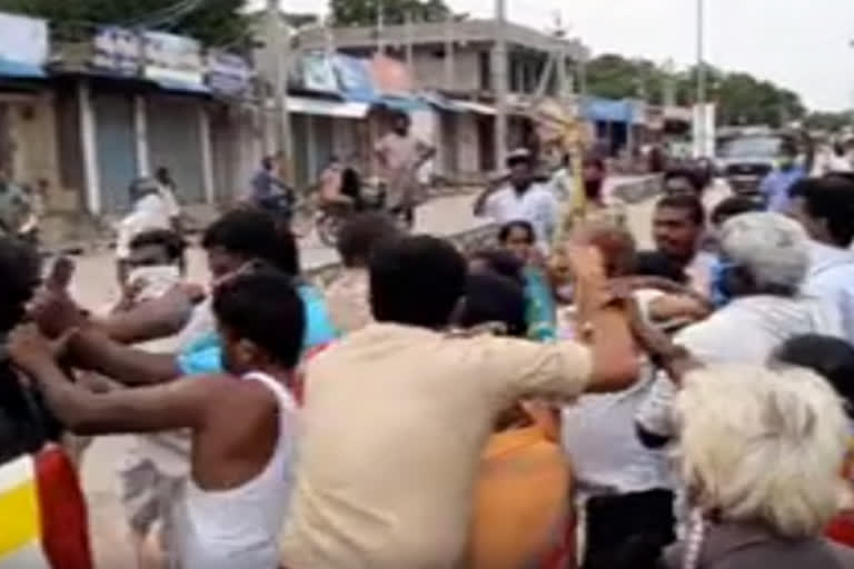 opposite-houses-people-fight-each-other-with-drainage-issue-in-nellore-dist-atmakuru