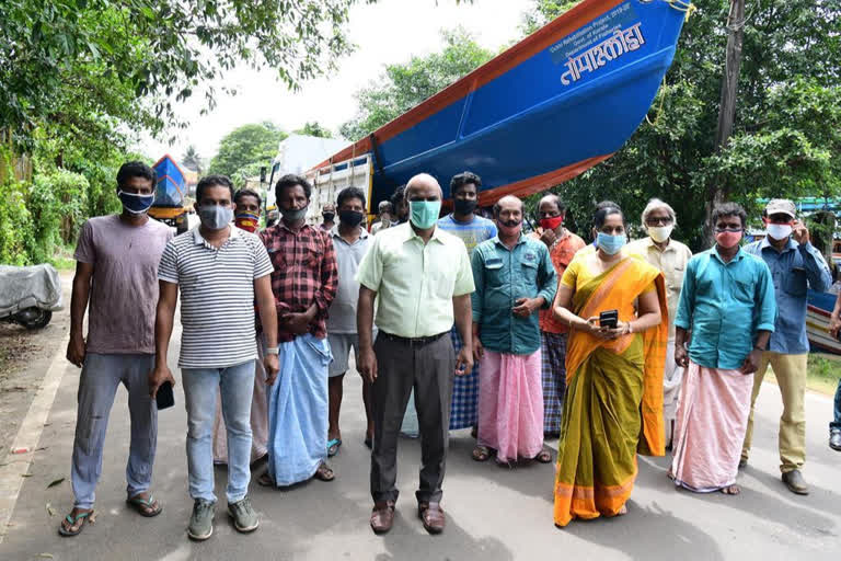 District Collector congratulates fishermen  fishermen news  Rescue operation in Kuttanad  Kuttanad news  ആലപ്പുഴ ജില്ലാ കലക്‌ടര്‍  ആലപ്പുഴ വാര്‍ത്തകള്‍  കുട്ടനാട് വാര്‍ത്തകള്‍  മത്സ്യത്തൊഴിലാളികള്‍