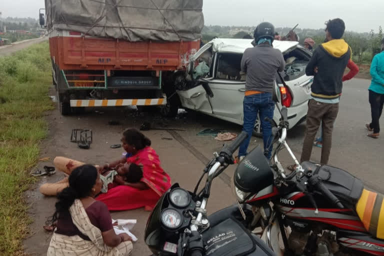 One person killed in car-lorry accident, injuring four people