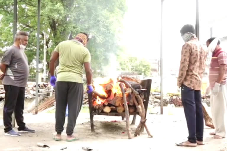 Doctors treated humanity, cremated the old man in aurangabad