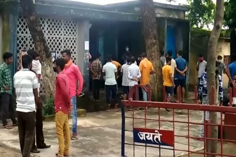 Bajrang Dal ruckus in police station Dhanbad, news of Bajrang Dal dhanbad, news of Sudamdih Police Station Dhanbad, धनबाद थाना में बजरंग दल का हंगामा, बजरंग दल धनबाद की खबरें, सुदामडीह थाना धनबाद की खबरें