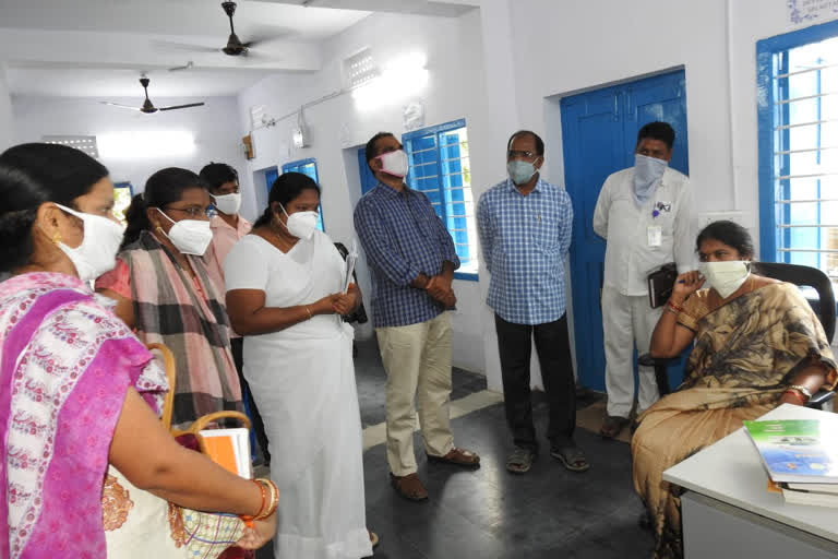 guntur commissioner anuradha visits some areas and inspects