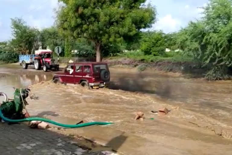 गड्ढों के कारण हाईवे पर भरा पानी, Water filled on the highway due to pits