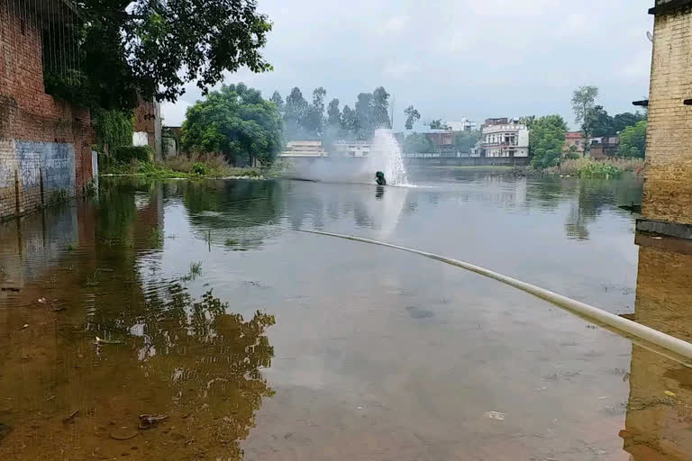 مئو: بارش کے سبب عام زندگی متاثر