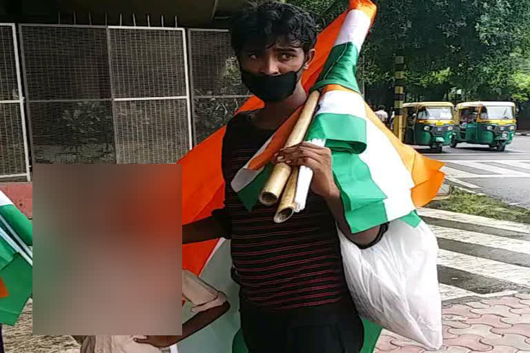 poor people selling tiranga on delhi roads due to independence day