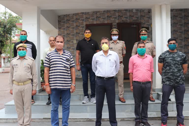 पुलिस की गिरफ्त में आरोपी.