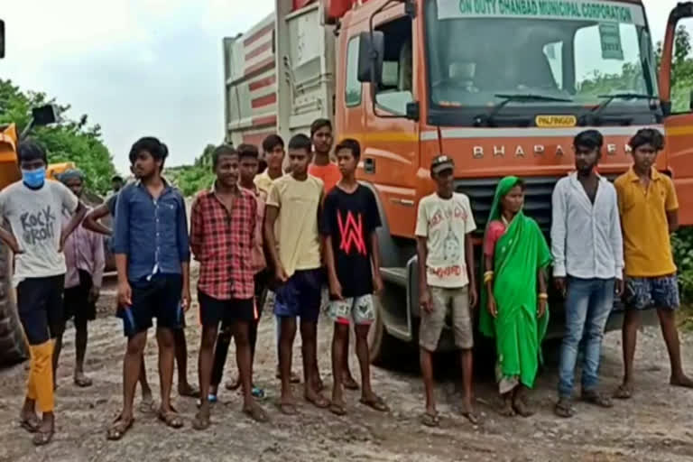 people stopped waste dump vehicle in dhanbad