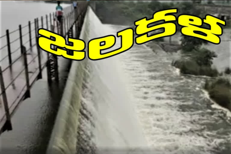 ఏకదాటిగా కురుస్తున్న వర్షాలు... అలుగు పోస్తున్న చెరువులు, కుంటలు