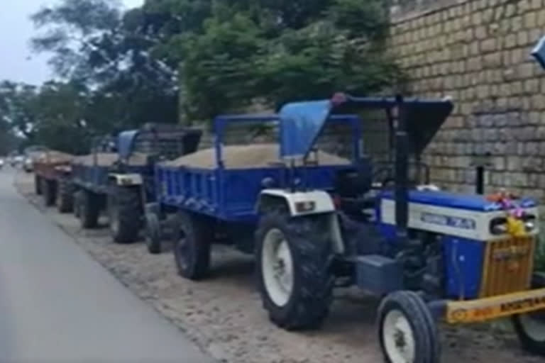 police seized sand tractors at peddodi