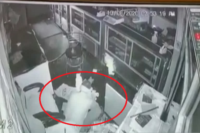 In Pathankot, thieves robbed two shops, the whole incident was captured on CCTV