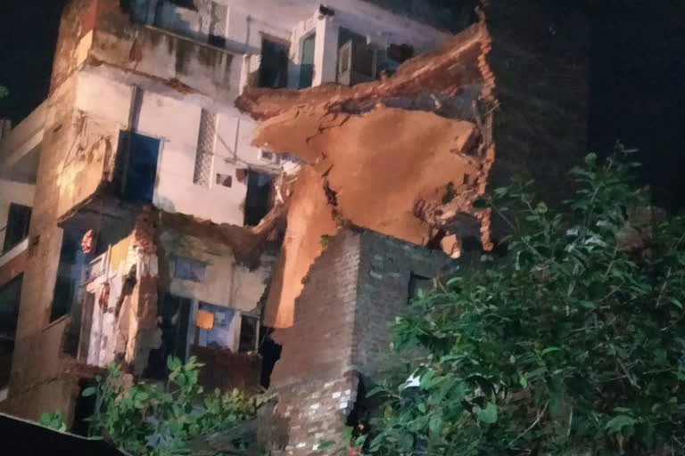 4-storey building collapses  SDRF  Muganj Police Station  Two of family killed in wall collapse  യുപിയിൽ ബഹുനില കെട്ടിടം തകർന്ന് രണ്ട് മരണം  ബഹുനില കെട്ടിടം തകർന്നു